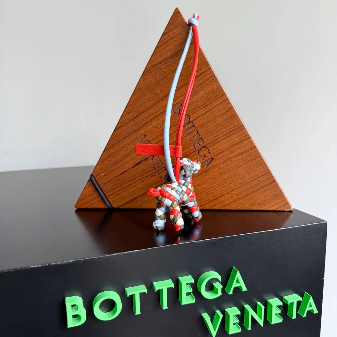 Batch 540 BOTTEGA VENETA2025 new puppy-shaped pendant braided puppy is now online😎The leather braided puppy-shaped pendant can be hung on any handbag, and it is as cute, delicate and colorful as it matches with a bag. Cute and cute, it will touch your heart at any time. It can be hung on bags or keychains. Who can resist such a cute puppy? Style number: 807068